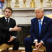Arkivbild. Emmanuel Macron och Donald Trump i Vita huset i februari. 