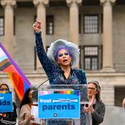 Dragartisten Vidalia Anne Gentry protesterar mot Tennessees nya lag i februari 2023.