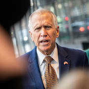 Den republikanske senatorn Thom Thillis möter pressen.