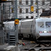 Tåglok och vagnar från SJ anländer till centralstationen. 