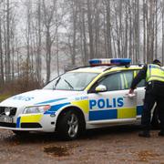 En polis vid området runt Mulleberget i Ulricehamn, där en kvinna hittats död den 24 oktober.