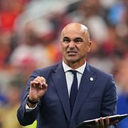 Roberto Martinez ger instruktioner till Cristiano Ronaldo.