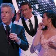 Lochte mellan programledaren Tom Bergeron och dansaren Cheryl Burke