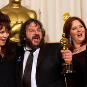 Arkivbild: Peter Jackson (i mitten) tillsammans med Fran Walsh och Philippa Boyers, fick ta emot varsin Oscar för manuset till Lord of The Rings. 2004. 