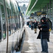 Passagerare på Kallhäll station.