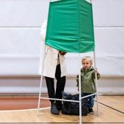 Franke, 1,5 år, är med mamma och röstar i Hästhagens sporthall i Malmö på söndagsmorgonen.