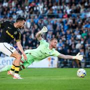  AIK:s Ioannis Pittas gör 0-2 bakom Halmstads målvakt Tim Erlandsson under måndagens match på Örjans vall. 