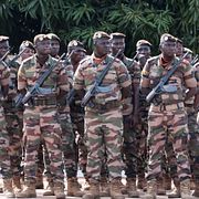 Soldater under torsdagens begravning av försvarsministern Sadio Camara i Bamako. Ministern tros ha dödats av en av de milisgrupper som strider mot militärjuntan.