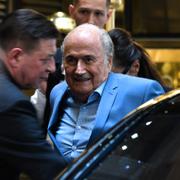 Blatter utanför St Regis i Moskva.