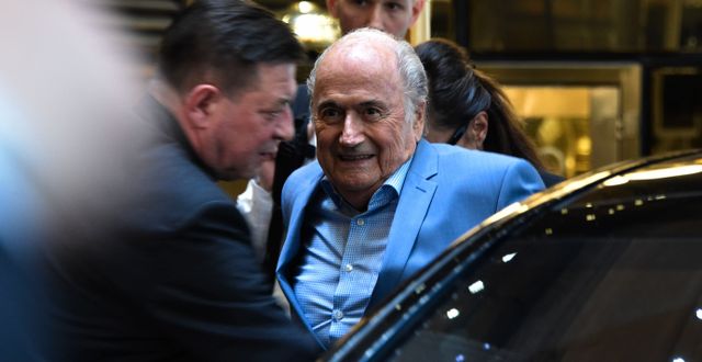 Blatter utanför St Regis i Moskva. VASILY MAXIMOV / AFP