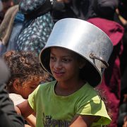 Palestinier väntar på mat i Khan Younis.