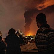 Under söndagen träffades Teherans största oljedepå av robotar, vilket ledde till stora bränder och kraftig rökutveckling över staden.