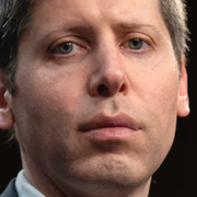 En tonåring använder sin telefon. Till höger Chat GPT:s vd Sam Altman. 
