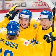 Jonathan Dahlén (27) jublar med Alexander Nylander (19) och Carl Grundström.