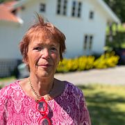 Marianne Sörling framför huset som nu måste rivas.