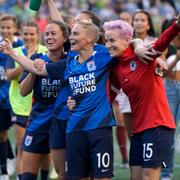 Arkivbild: USA:s damlandslag, med bland annat Megan Rapinoe, Jessica Fishlock och Lauren Barnes. 