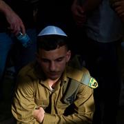 Israeler sörjer vid kistan tillhörande en soldat som dödats under strider i Gaza. 