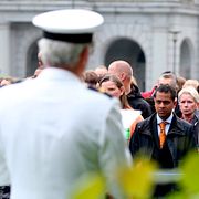 Arkivbild: Marinens musikkår spelar för nyblivna svenska medborgare utanför riksdagen.