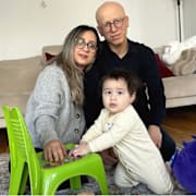 Masoumeh Ghorbani och Mehrad Alidoust med sonen Emanuel.