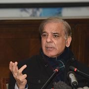 Shahbaz Sharif, till höger. Ameen Ansari, flickans pappa, till vänster.