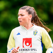 Mimmi Larsson under tiden i Rosengård och Pauline Hammarlund under en träning med svenska landslaget. 