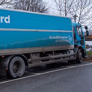 Lastbil från Postnord parkerad i Fruängen. Det ligger inte i Norrland.