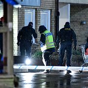 Polisen arbetar på mordplatsen.