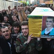 Begravningståg för bombdådets offer i Beirut i dag.