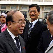 Nordkoreas utrikesminister Pak Ui Chun med Kinas ambassadör Liu Hongcai.
