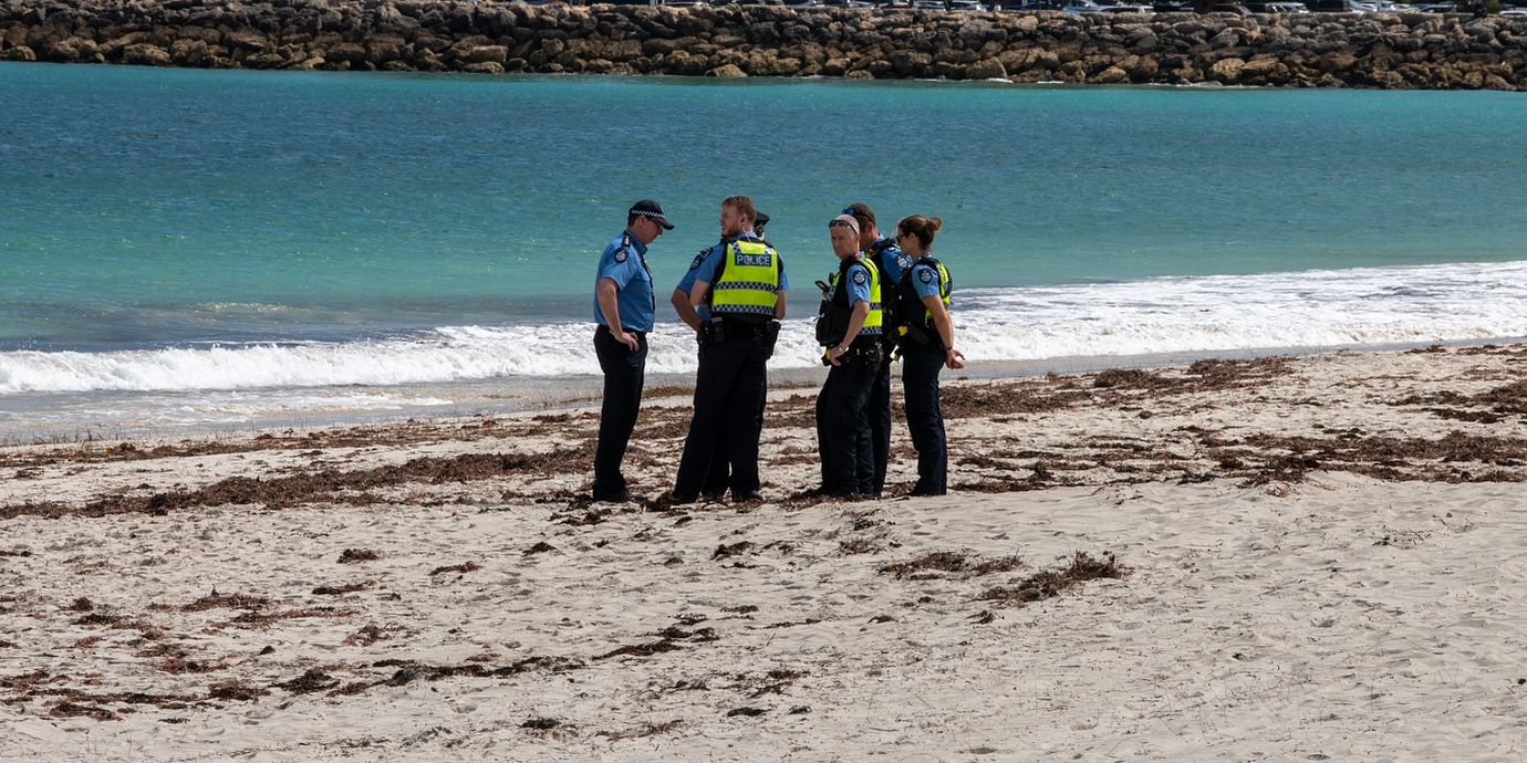 Polis på Sorrento Beach.