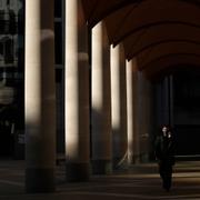 Illustrationsbild: En man går på Paternoster Square i finansdistriktet City of London. 