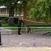 Polis söker av området där ett slagsmål mellan två grupper intill en gymnasieskola i Helsingborg slutade med att två ungdomar fick föras till lasarettet med allvarliga skärskador.