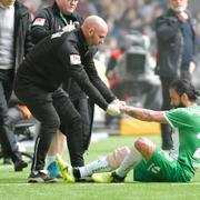 Hammarbys Erkan Zengin skadas under söndagens allsvenska fotbollsmatch mellan Djurgårdens IF och Hammarby IF.