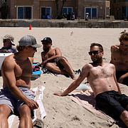 Till vänster: Häng på stranden i San Diego, USA, i april 2021. Till höger: En vy över staden Acquaseria, som också ligger vid Comosjön. Ingen av bilderna har någon koppling till innehållet i artikeln.