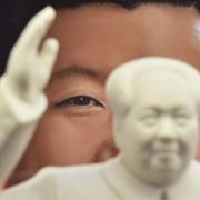 Xi Jinping bakom Mao Zedong.