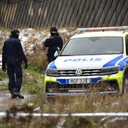 Polis på plats vid den bostad i Åkarp där kvinnan hittades död. 