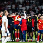 Spanien firar. I förgrunden går Harry Kane förbi. 