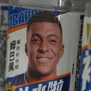 Sportdryck med Kylian Mbappés bild på flaskorna säljs i en matbutik i Peking på tisdagen.