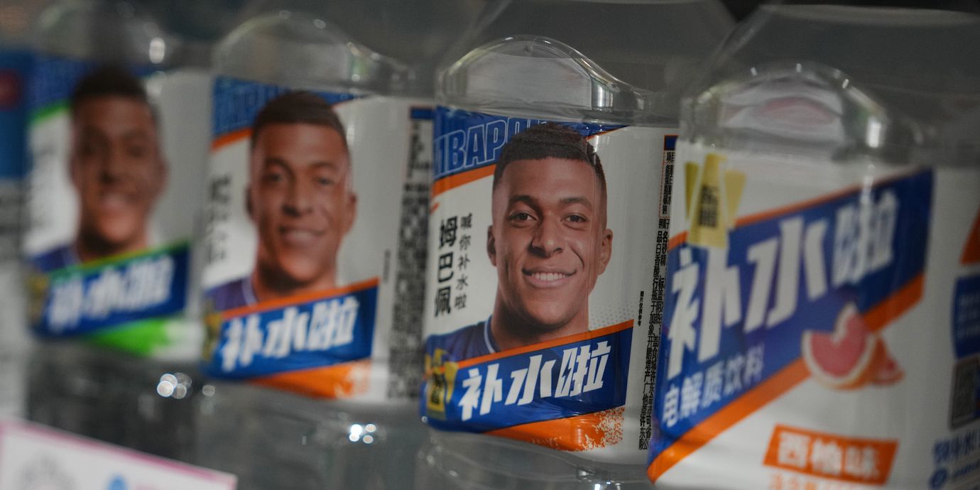 Sportdryck med Kylian Mbappés bild på flaskorna säljs i en matbutik i Peking på tisdagen.