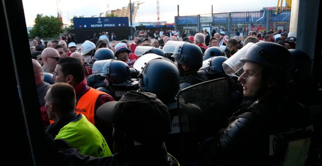 Tumultet utanför Stade de France. Christophe Ena / AP