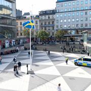 Kulturhuset Stadsteatern ställer ut konstnären Mattias Norströms omtalade konstverk Du gamla, du fria på Sergels torg. Konstverket föreställer en slokande flaggstång med den svenska flagga hängande upp och ner.