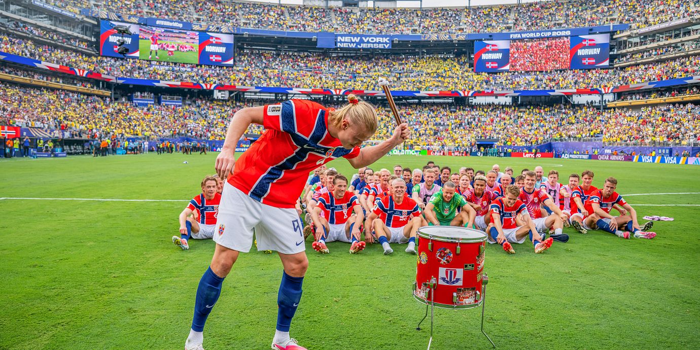 Erling Braut Haaland med dyrgripen.