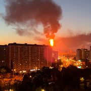 Oljeraffinaderiet i Moskva brinner efter att ha träffats av en ukrainsk drönarattack.