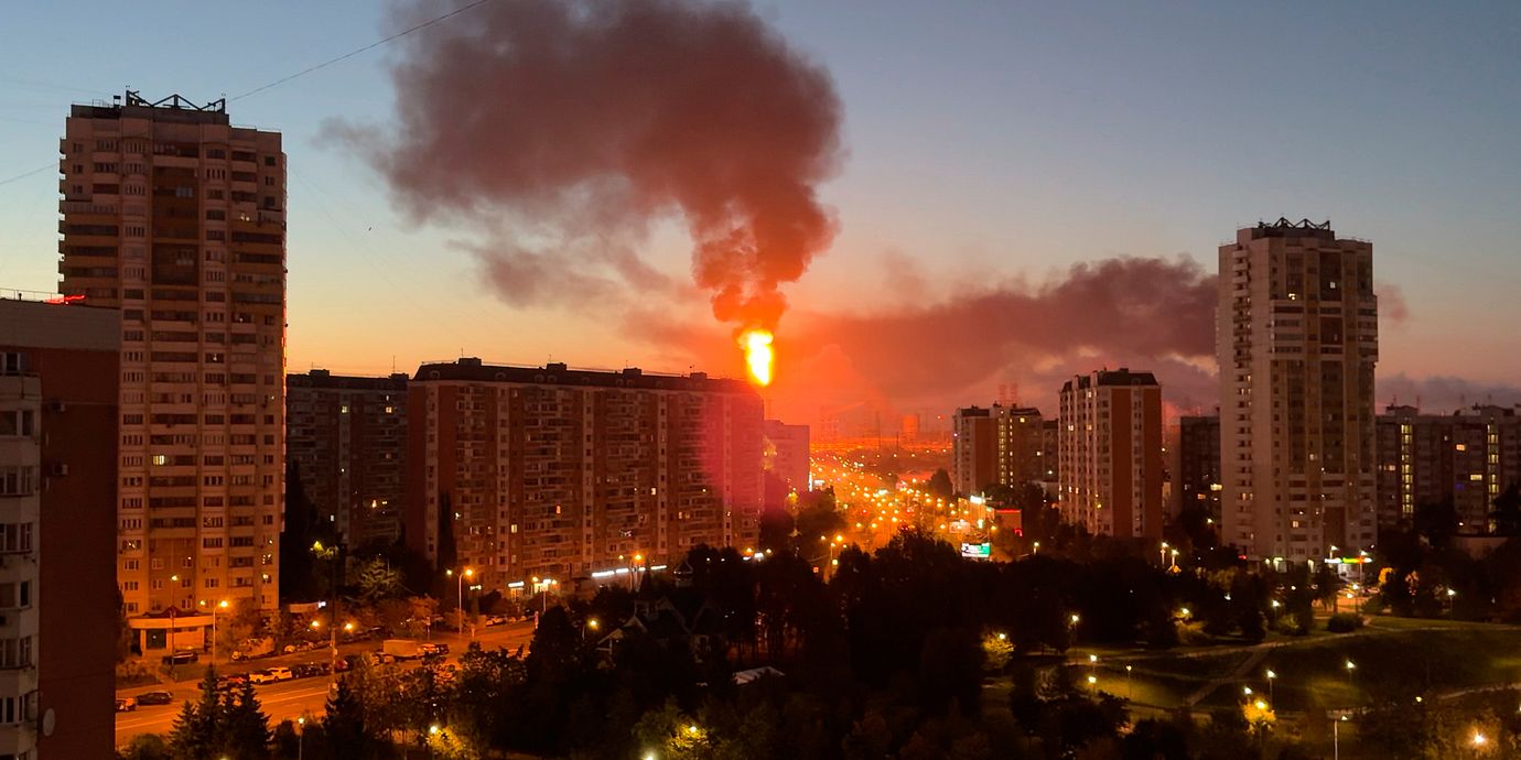 Oljeraffinaderiet i Moskva brinner efter att ha träffats av en ukrainsk drönarattack.