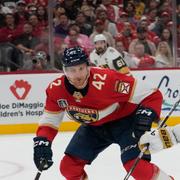 Vegas Golden Knights Chandler Stephenson (20) och Florida Panthers back svenske Gustav Forsling (42) i Stanley Ci