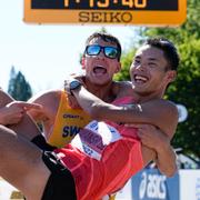 Perseus Karlström lyfter guldvinnaren Toshikazu Yamanishi vid mållinjen