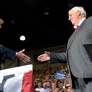 Trump skakar hand med Jim Justice under kampanjmötet i West Virginia i går. 