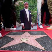 Tupac Shakur hedras postumt med en stjärna på Hollywood walk of fame. 