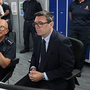 Storbritanniens premiärminister Andy Burnham under ett besök hos den brittiska sjöräddningen på tisdagen.