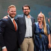 Jimmie Åkesson i mitten, Julia Kronlid till höger. 